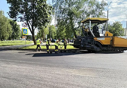 На улице Королева в Могилеве ремонтируют дорогу. Фотофакт