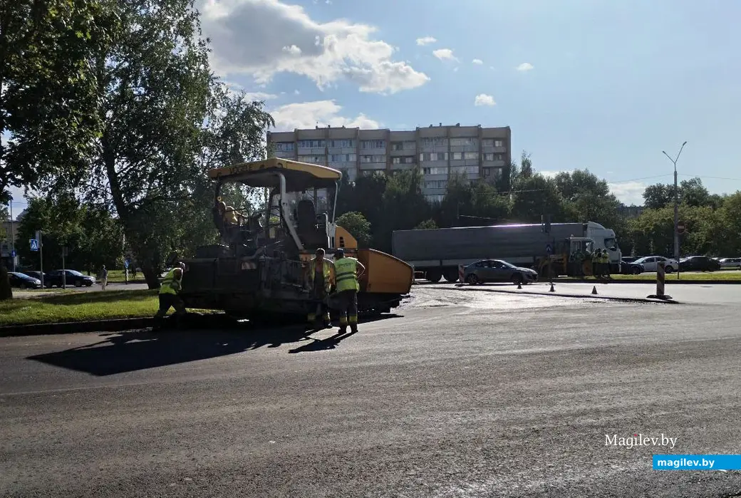 На улице Королева в Могилеве ремонтируют дорогу.