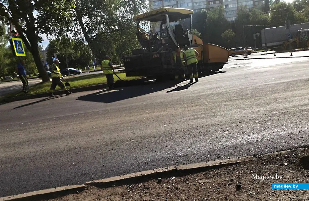 На улице Королева в Могилеве ремонтируют дорогу.