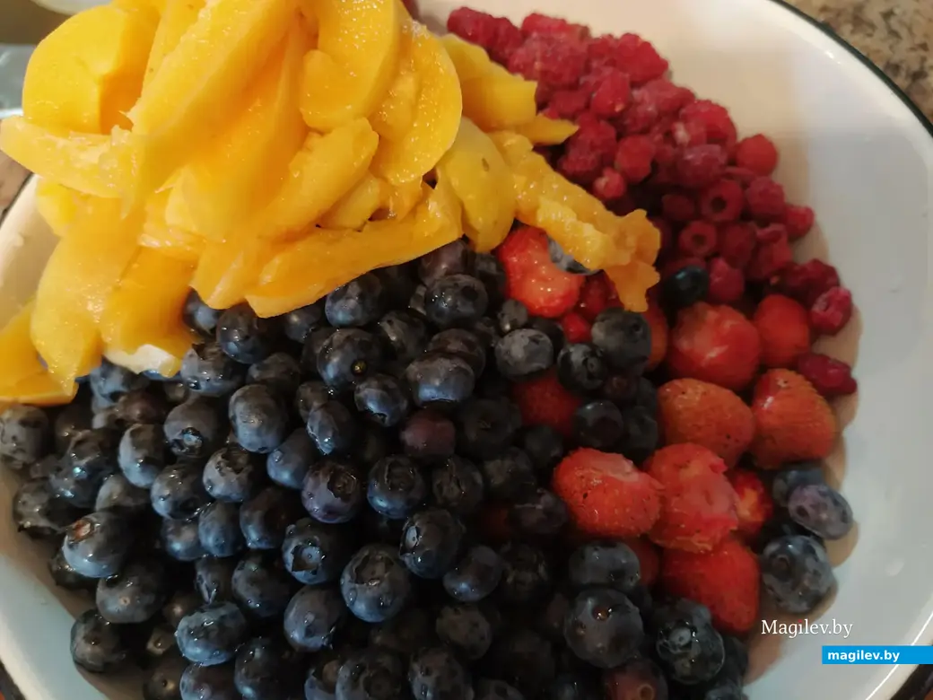 Приготовление варенья из купленных ягод на рынках Могилева. 13 июля 2023 года.