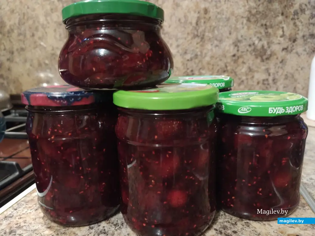 Приготовление варенья из купленных ягод на рынках Могилева. 13 июля 2023 года.