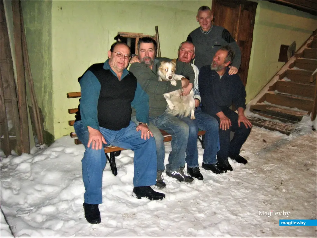 Одна из двух найденных автором лавочек «рентгена» (малость отреставрированная) с восседающими на ней могилевскими «семидесятниками». Могилев, Папенка, 2006 г.