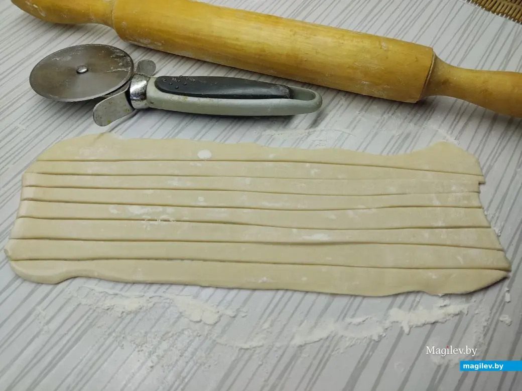 Оставшуюся часть теста раскатать и нарезать полосками