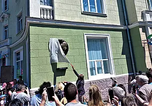 Борис Моисеев: «Я люблю тебя, жизнь!». В Могилеве открыли мемориальную доску в честь артиста