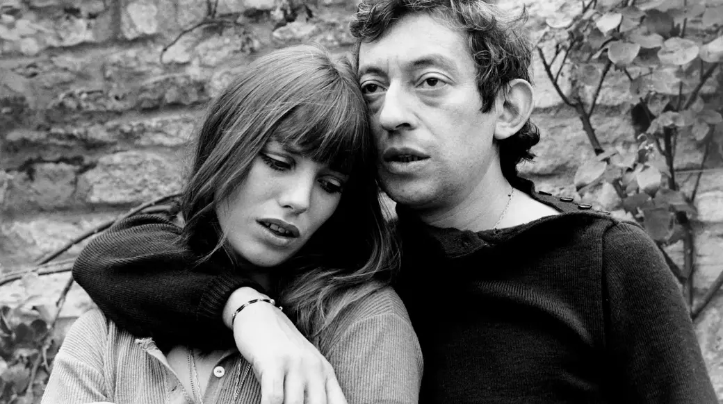 Актриса и певица Джейн Биркин получила широкую известность благодаря многолетнему союзу с поэтом и композитором Сержем Генсбуром.