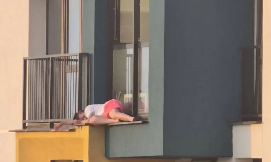 Минск, 16 июля 2023 года. Девушка спала на внешнем подоконнике на 24 этаже. Фото: тг-канал «Мерзкий Кокобай».