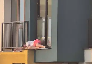 Мурашки по коже! Девушка спала на внешнем подоконнике на 24 этаже в Минске