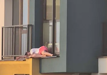 Мурашки по коже! Девушка спала на внешнем подоконнике на 24 этаже в Минске
