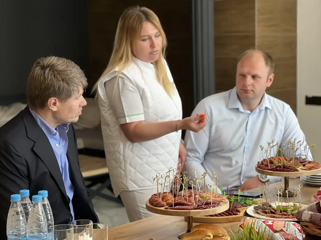 Визит учредителя оптово-розничного центра «Приморский» Олега Ламнева (слева) в Могилев. Июль 2023 год.