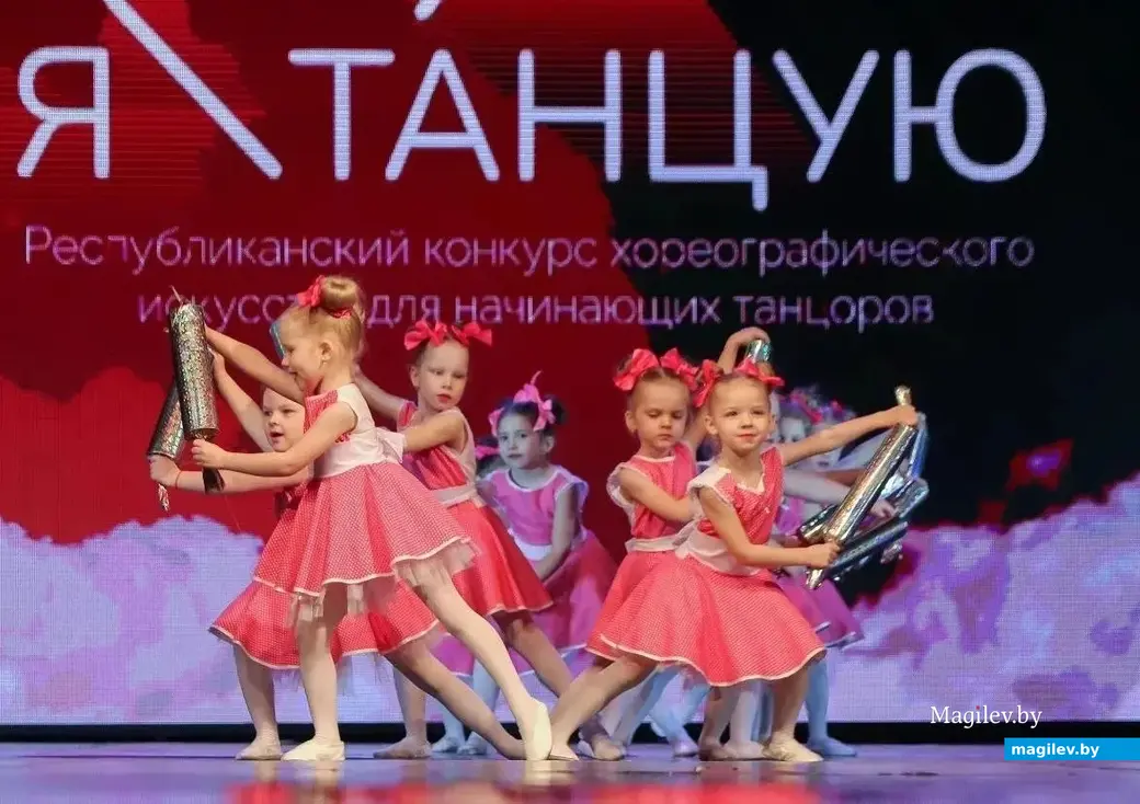 Детки из «Атлантиса» выступают на сцене в очередном из конкурсов. Фото из инсты @atlantis_mogilev.