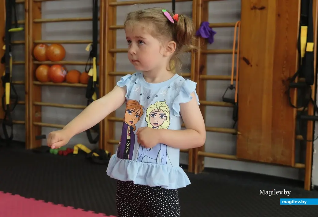 Июль 2023 г. Могилев, фитнес-клуб «Атлантис». Соня старалась повторять движения , но без сноровки у нее получалось не очень.