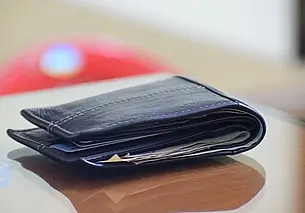 Два золотых кольца и кошелек с наличными: могилевчанку обокрал сожитель