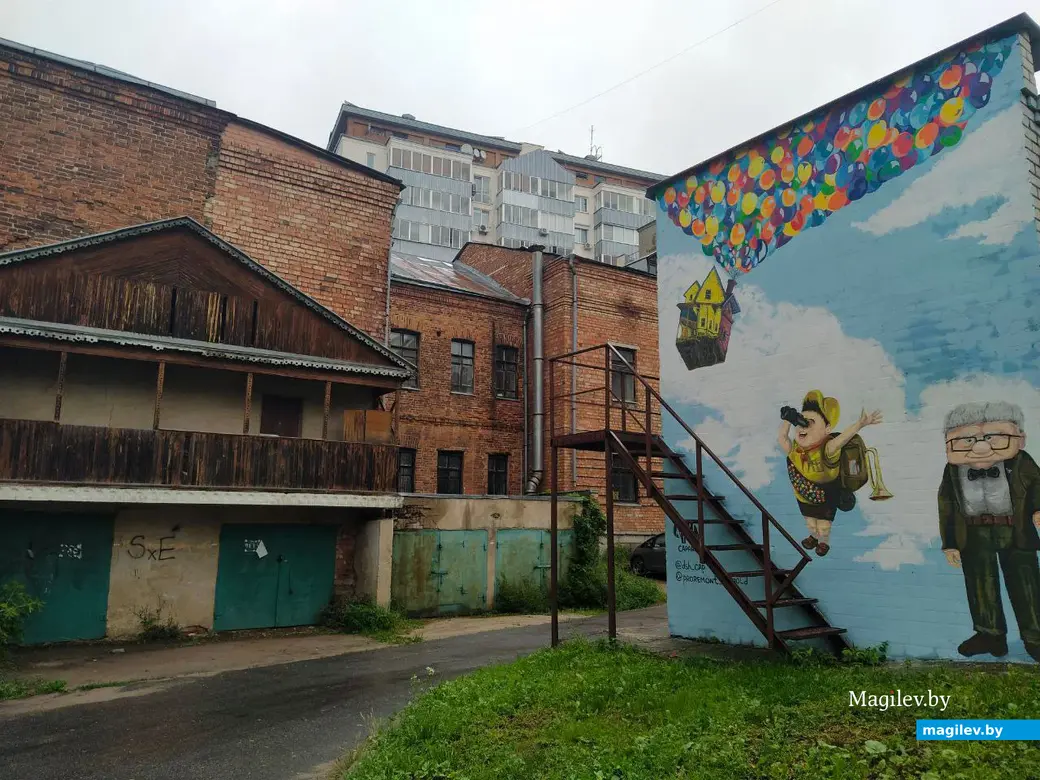 Мурал на стене здания по переулку Комиссариатскому в Могилеве. Июль 2023 года.