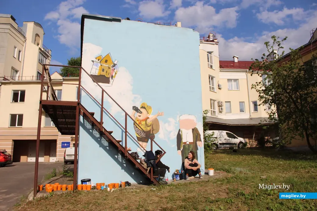 Мурал на стене здания по переулку Комиссариатскому в Могилеве. Июнь 2023 года. Во время создания.