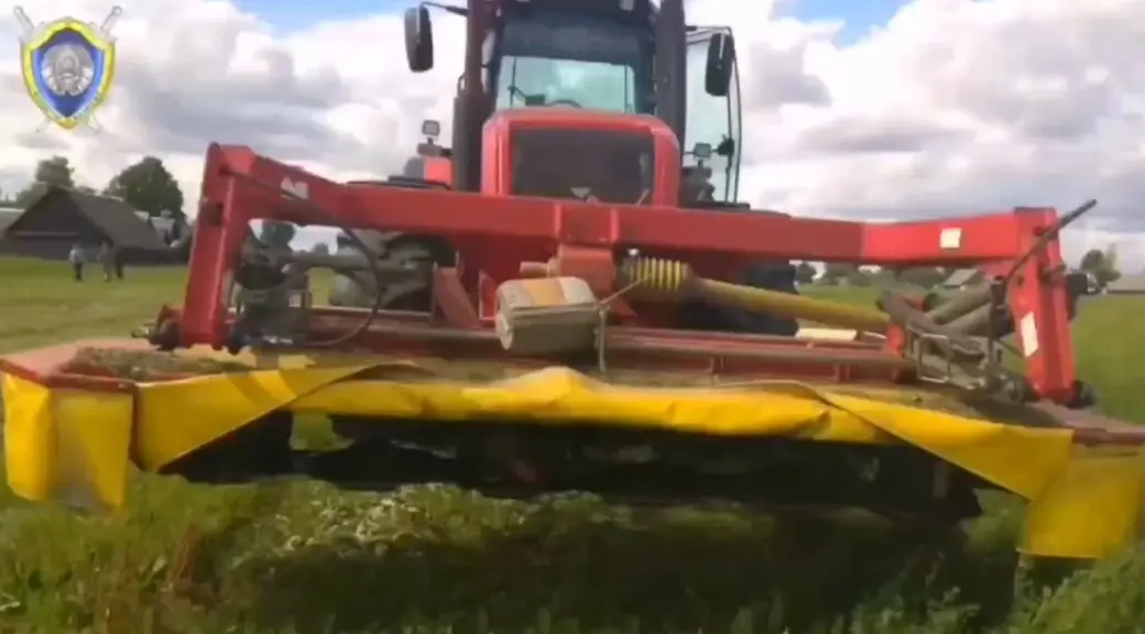 Подвесными косилками трактора мужчине были причинены травмы, несовместимые с жизнью. Кадр видео СК.