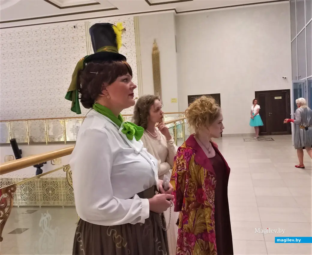 Спектакль народного театра Дворца культуры области под руководством Аллы Кусковой «Многоликая любовь». На переднем плане – Александра Панькина. Могилев, 20.07.2023 г.