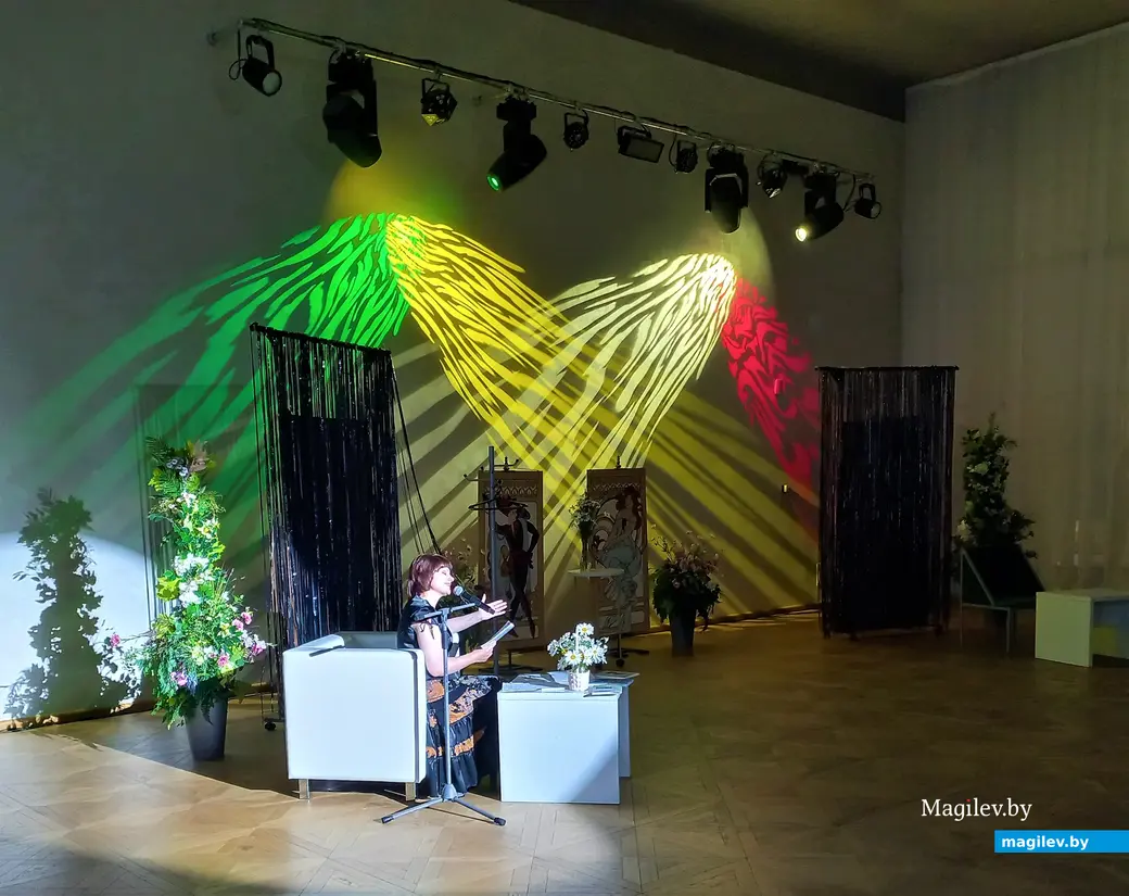 Спектакль народного театра Дворца культуры области под руководством Аллы Кусковой «Многоликая любовь». У микрофона Неждана Окрик. Могилев, 20.07.2023 г.