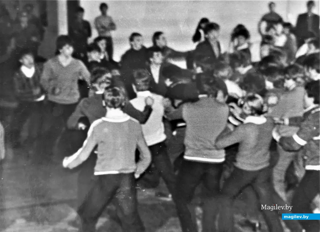 Начало драки в ДК ЖД. Могилев, 1970-е.