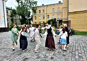 Белорусские народные танцы и песни на могилевских улицах: пока что интерес превыше всего