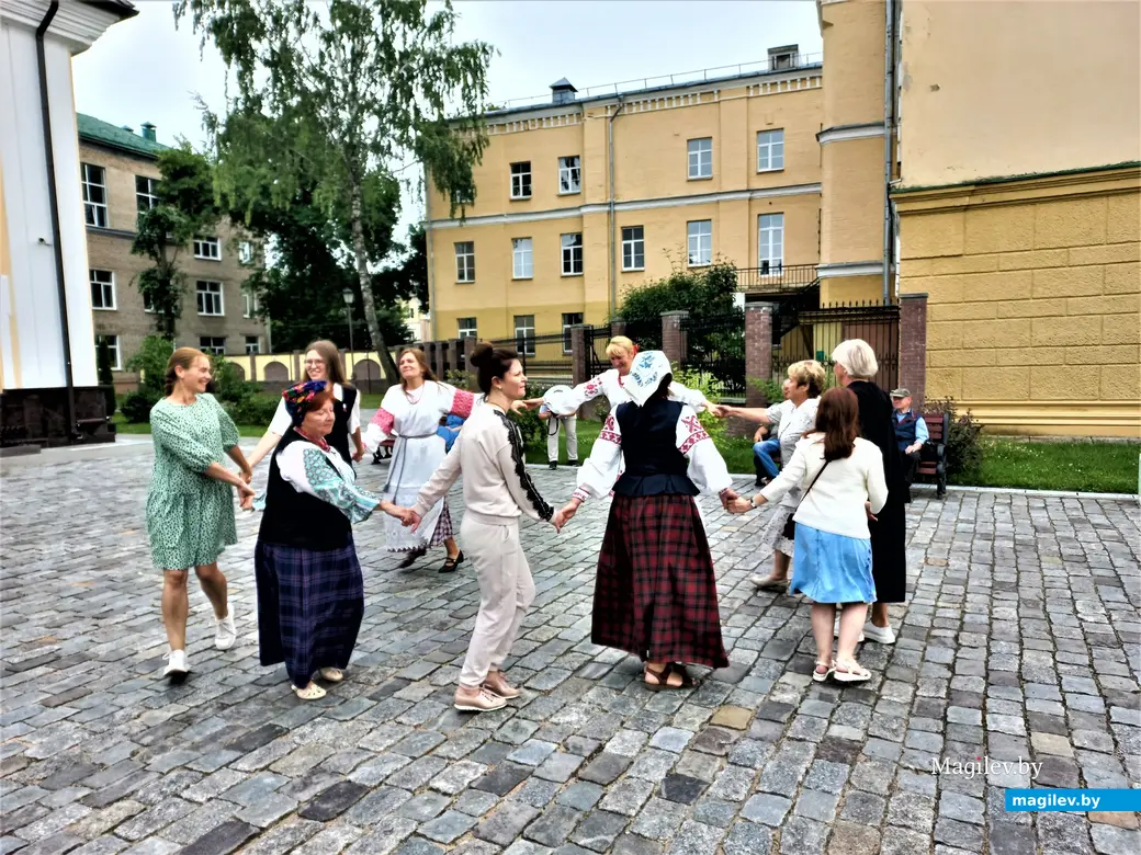 Вечер белорусских народных танцев и песен во дворике музея Бялыницкого-Бирули. Могилев, 22.07.2023г.