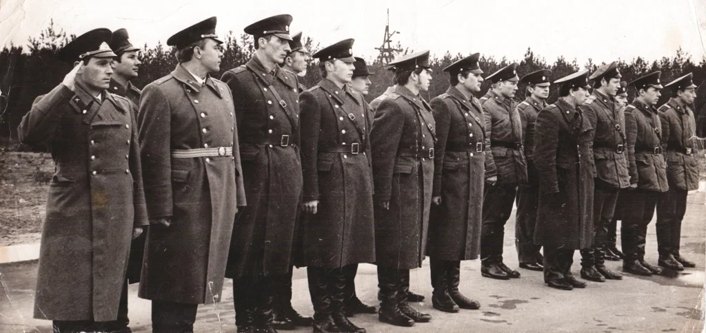 Прием присяги. 7 ноября 1973 год. Первый в ряду – начальник ВПЧ-10 Петр Григорьевич Коробкин.