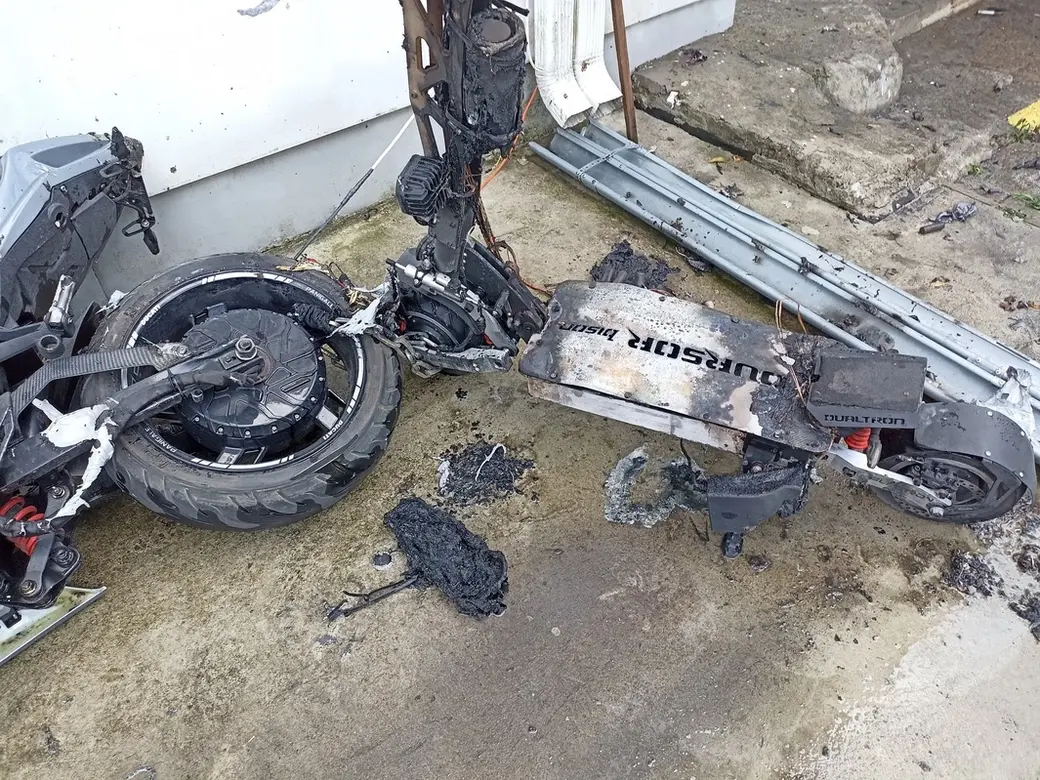 На улице Первомайской сгорел электросамокат. Могилев, 20 июля 2023 г. Фото: Могилевский горотдел по ЧС