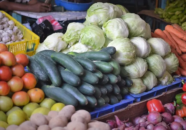 Завышение цен и реализация продукции без документов: Комитет госконтроля проверил один из рынков Бобруйска