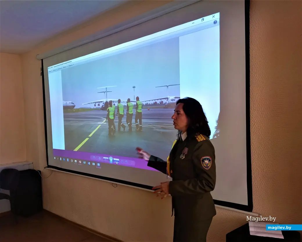 Открытие выставки Ирины Калдаевой в «Окнах» библиотеки Карла Маркса. Автор рассказывает о своих работах. Могилев, 25.07.2023 г.