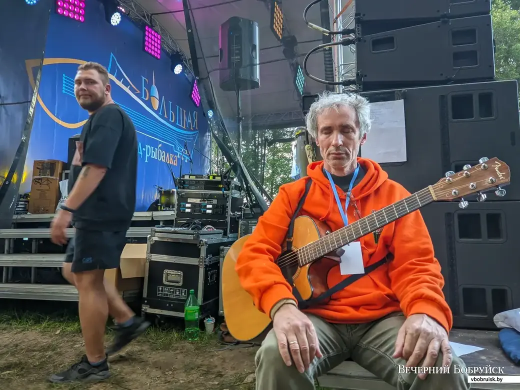 В свое время «Изгиб гитары желтой» и прочие «бард-рыбальские» прелести мне пришлись по душе, поэтому и подбвиваю семью съездить на фестиваль в этом году. Фото Александра