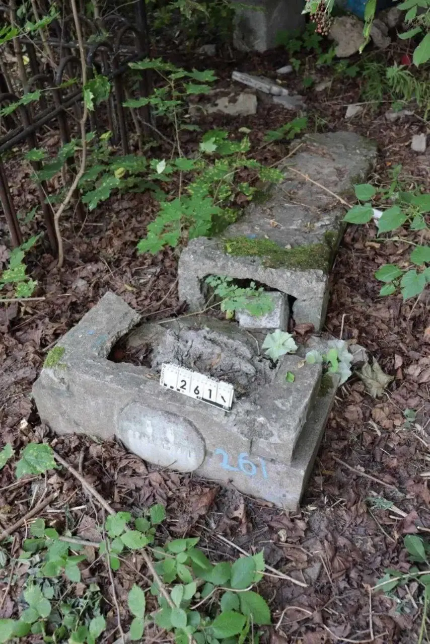 Фото современного вида памятного знака П.М. Сендерихина. Могилев, июль 2023 года. Еврейское кладбище.