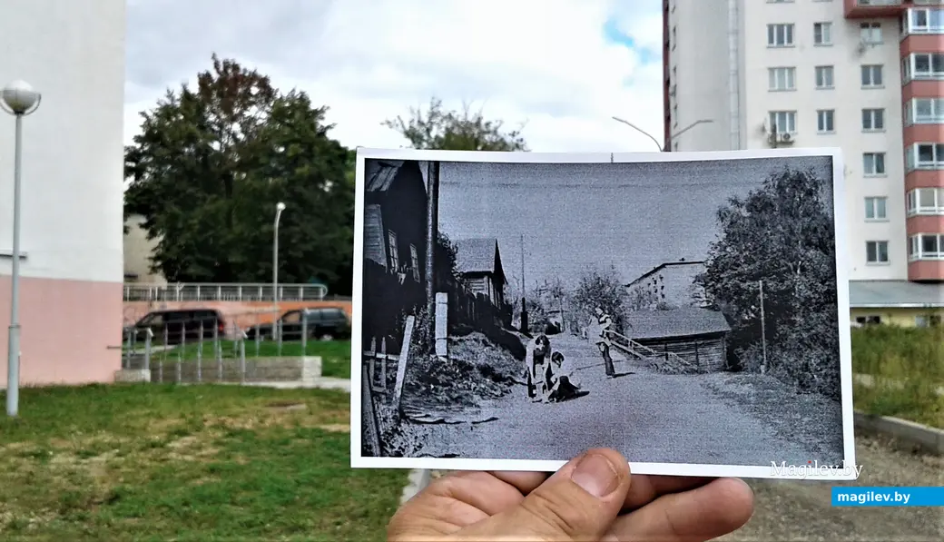 Сегодня улица Чехова приобрела неузнаваемый вид. То есть, человек из прошлого, скажем так, вряд ли узнает знакомые места. Но вот красавцев на черно-белом фото. живших в