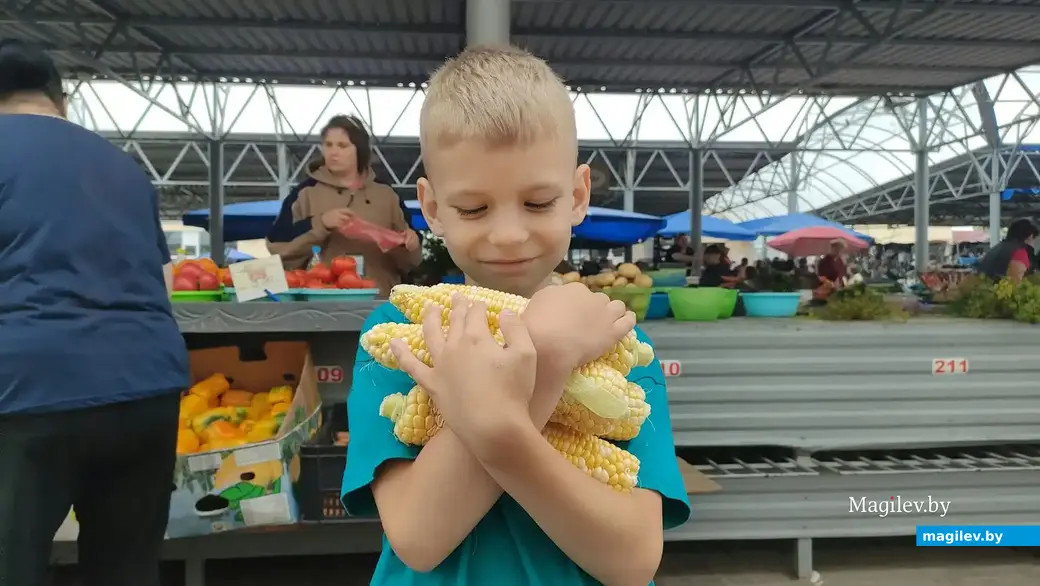 Такой сладкой кукурузы мы еще не пробовали. Могилев, Минский рынок, 29 августа 2023 года.