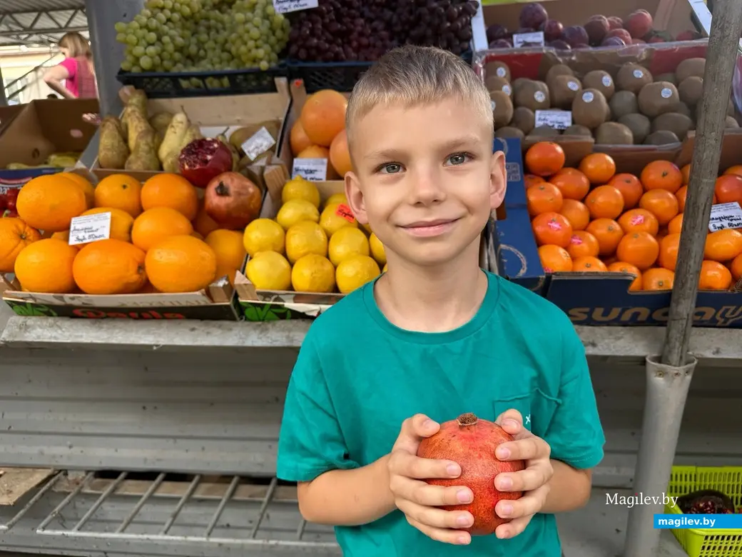 За один гранат пришлось отдать 9,50 рубля. Могилев, Минский рынок, 29 августа 2023 года.