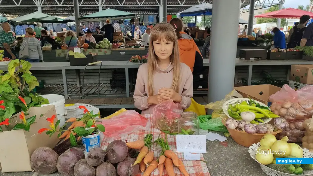 Как говорится, и стар, и млад. Могилев, Минский рынок, 29 августа 2023 года.