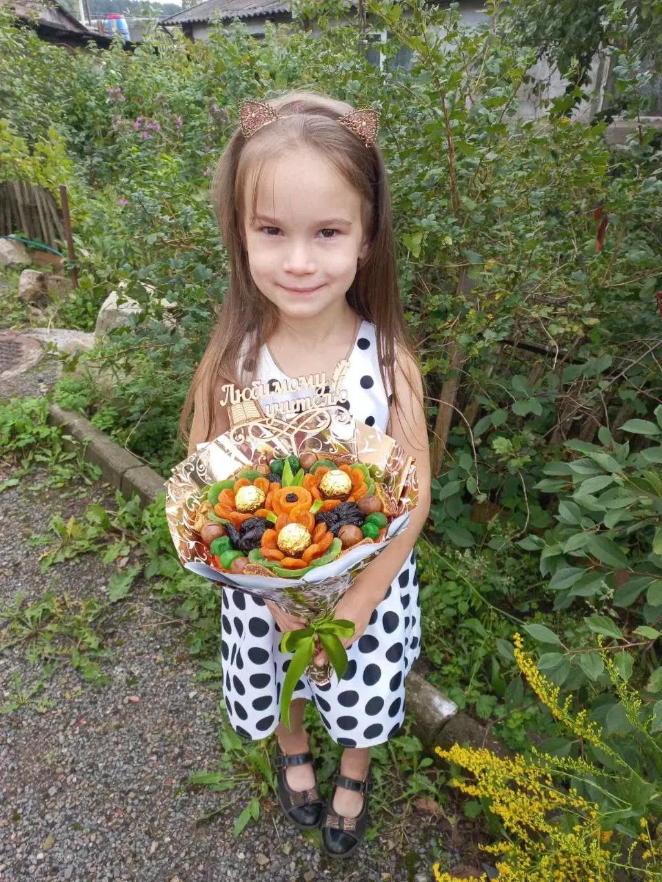 Дочка Анжелы Иссаковой с букетом, которым можно любоваться, и которым можно угоститься.
