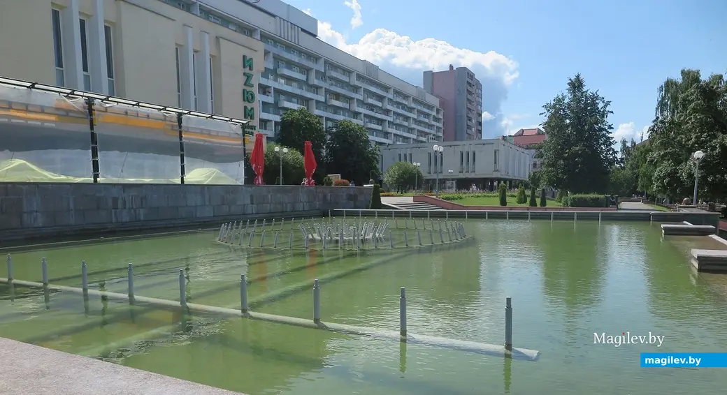 Июль 2023 г. Могилев, фонтан у Китайской стены. Посмотрите, сколько штырей.