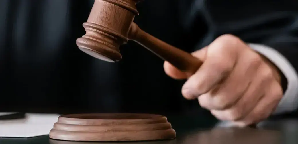 Обвинительный приговор или иные решения суда первой инстанции подлежат отмене с направлением уголовного дела на новое судебное разбирательство, если допущенные судом