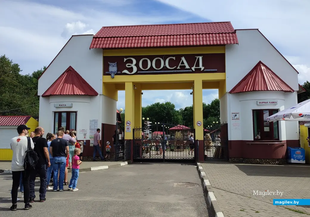 Пришлось постоять в очереди за билетом.