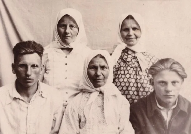Арина Ивановна Вавуло – в первом ряду, в центре. Христина Ильинична Черняк – во 2-м ряду слева.