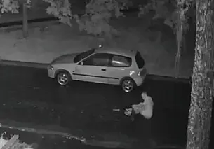 Могилевчанин «греб» ночью по асфальту и повредил чужую машину. Курьезное видео