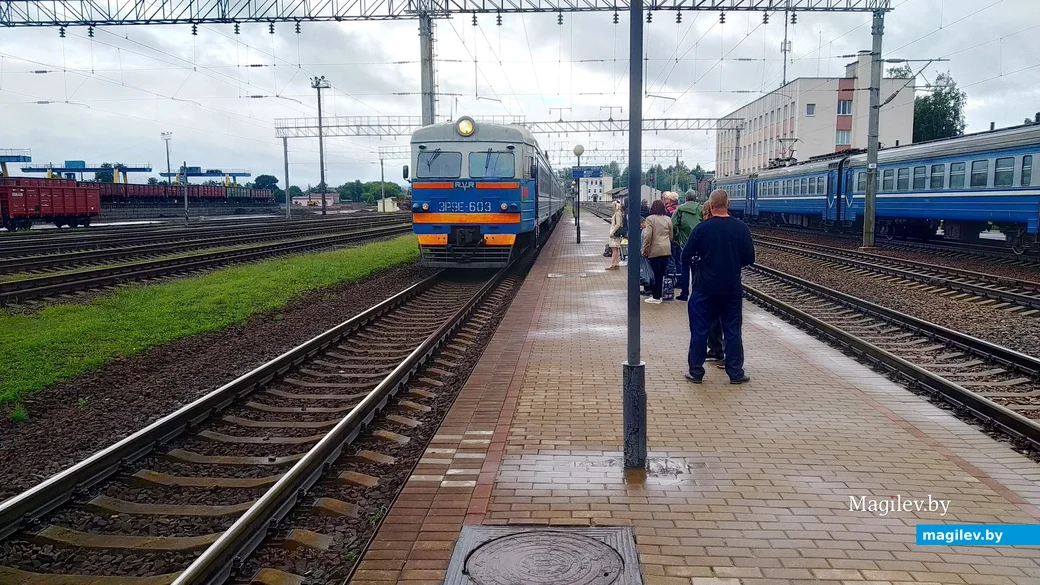 27.07.2023 года. Станция "Березина". Около 16.00 здесь встречаются два пригородных поезда.