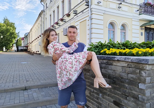 «Я влюбился в твою улыбку с первого дня знакомства и хочу видеть ее всю жизнь». Свадебная пара недели