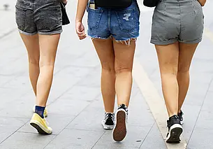 Что делать, если шорты стали большими: стильные варианты