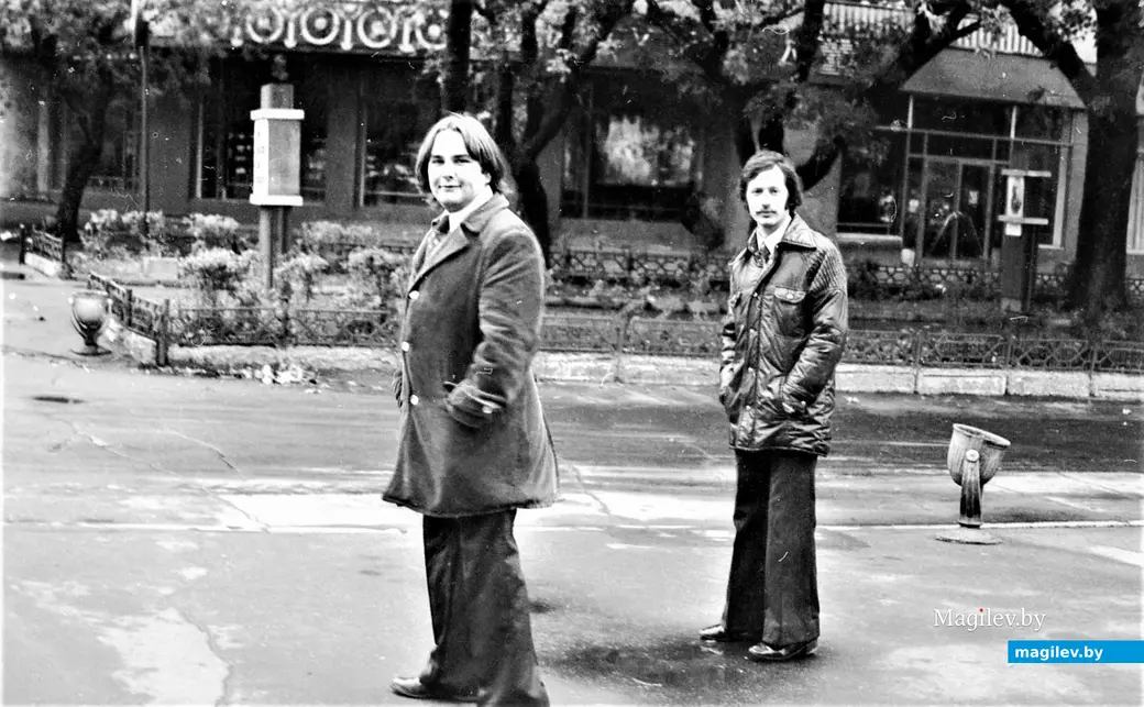 Чугунные урны. Стальные люди... Могилев, 1970-е годы.