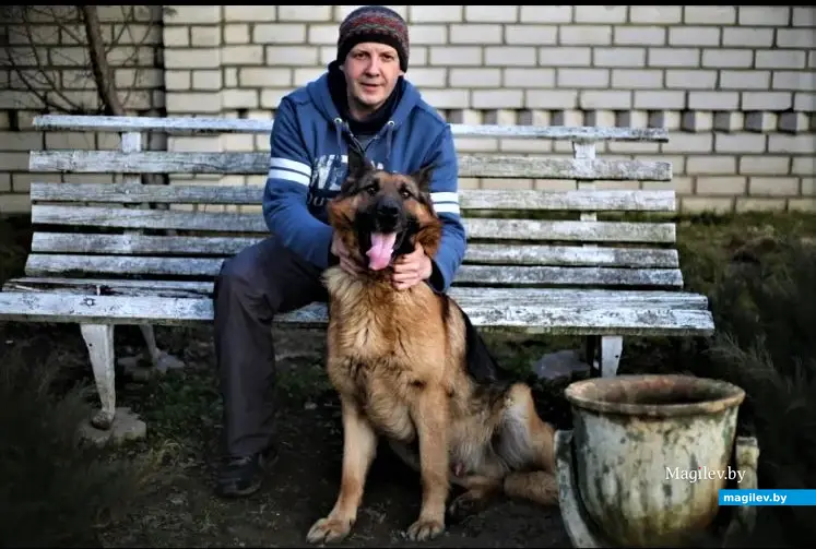 Юрий Войтешонок со своими раритетами. Могилев, 2013 г.