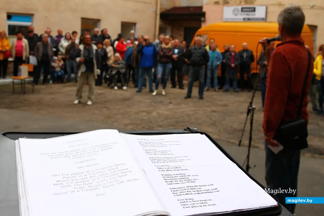 Более-менее владеющие английским языком музыканты пользуются несколько иными листочками. Могилев, тусовка «семидесятников» во дворике Пожарного переулка. Могилев, 2017 г.