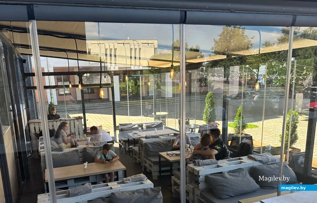 Летняя веранда оказалась забитой под завязку. Могилев, «Белый Лис», август 2023 г.