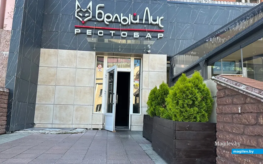 Дверь рестобара гостеприимно распахнута. Могилев, «Белый Лис», август 2023 г.