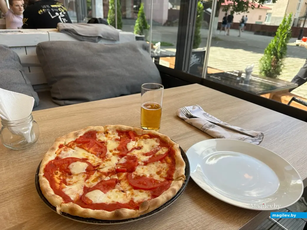 Томатного соуса повар явно не пожалел. Могилев, «Белый Лис», август 2023 г.