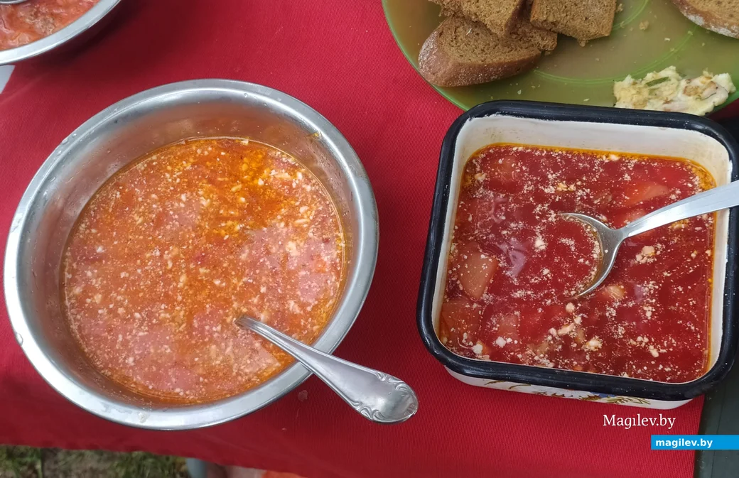 Красный борщ на костре. Сплав с Гребу.бай по Друти. Беларусь, Могилевская область, 30 июля 2023